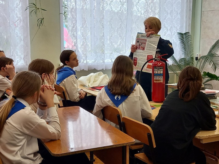 "Агенты 101" изучают первичные средства пожаротушения.